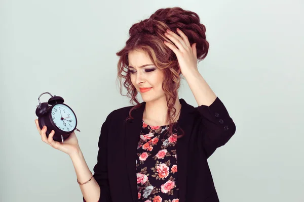 Portrait Rapproché Une Femme Affaires Stressée Étudiante Retard Avec Horloge — Photo