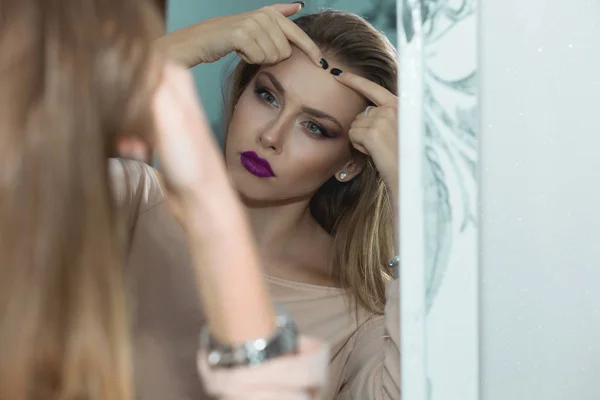 Joven Modelo Hermoso Con Maquillaje Elegante Mirando Reflexión Espejo Cuidado — Foto de Stock