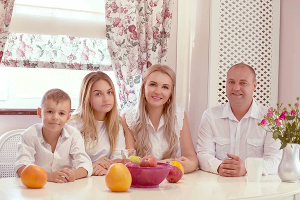 Família Feliz Mesa — Fotografia de Stock