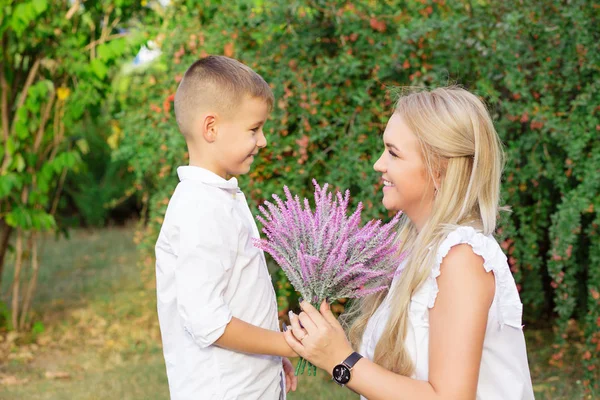 Feliz Dia Das Mães Filho Dando Flores Para Mãe Fora — Fotografia de Stock
