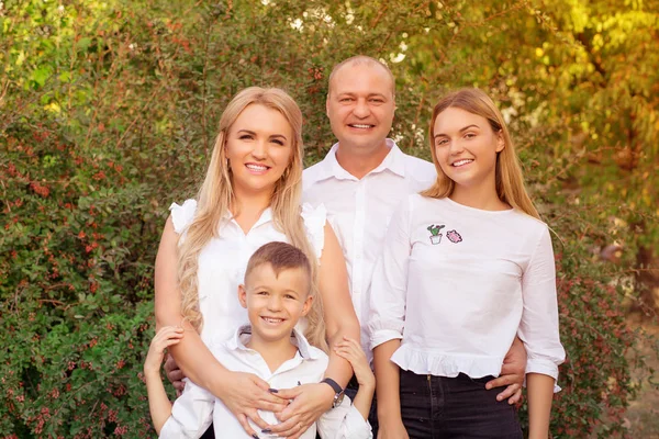 Feliz Família Livre Isolado Verde Folhagem Fundo — Fotografia de Stock