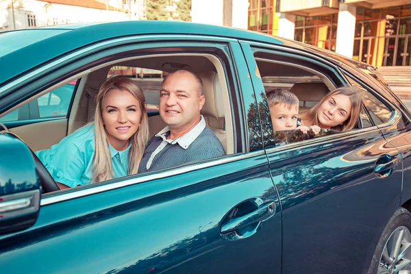 Happy Family Car Mother Father Son Daughter Looking You Camera — Stock Photo, Image