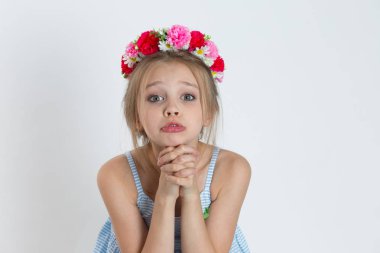Kapalı el hareketleriyle hareket eden genç bir kadın, lütfen beni affedin lütfen. Üstü şekerli olsun. Beyaz mavi gri fotokopi arka planında izole edilmiş çiçek tokalı beyaz çocuk modeli.