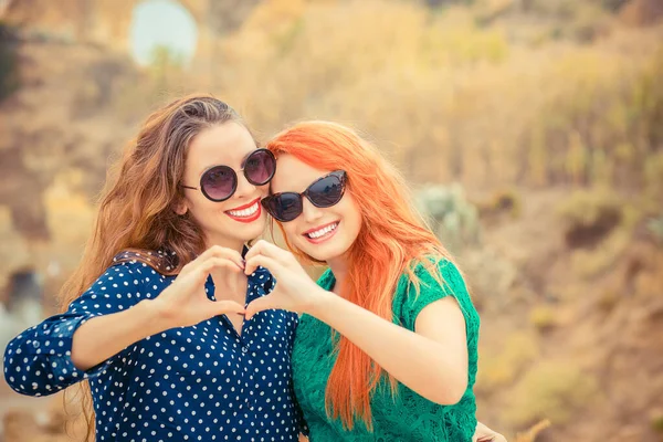 Amor Por Viagens Retrato Close Sorrindo Felizes Jovens Amigas Meninas — Fotografia de Stock