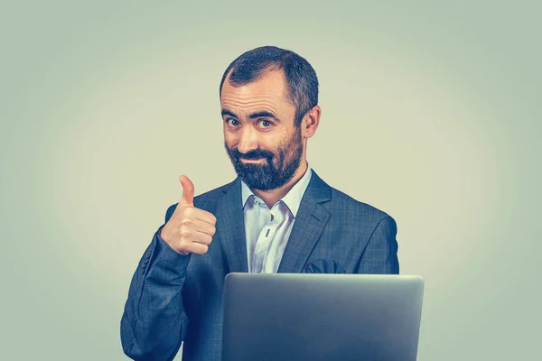 屋外のノートパソコンで働くポートレートハンサムな笑顔のビジネスマンは親指をあきらめます 混合レースひげモデルのクローズアップポートレート薄緑黄色のコピースペースの背景に隔離されたラテンアメリカの男 — ストック写真