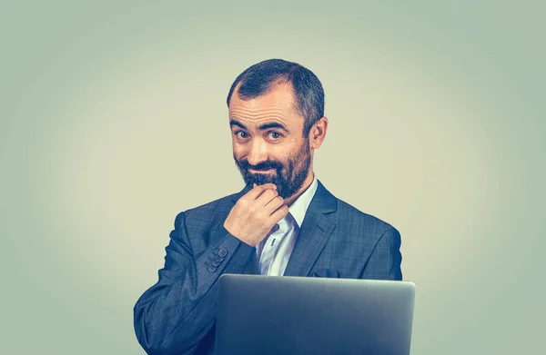 Pensativo Hombre Negocios Con Computadora Portátil Que Mira Cámara Retrato — Foto de Stock