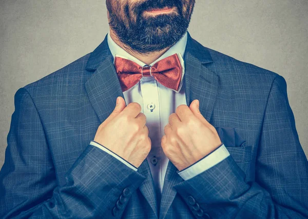 Tiro Colheita Noivo Jovem Terno Preto Elegante Com Camisa Abotoada — Fotografia de Stock