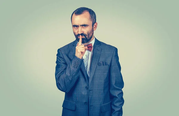 Homem Bonito Maduro Dando Shhhh Calmo Silêncio Gesto Secreto Retrato — Fotografia de Stock