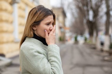 Profildeki mutsuz üzgün kadın Avrupa 'da bir caddede onu şok etmiş gibi görünüyor.