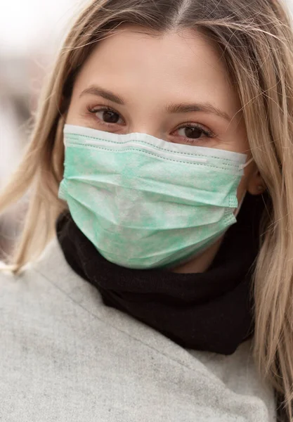 Mujer Alegre Usando Una Máscara Médica Protectora Estéril Contra Coronavirus — Foto de Stock