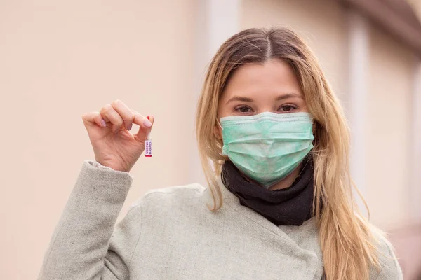 Mujer Sosteniendo Vial Con Vacuna Contra Coronavirus Utiliza Para Prevención — Foto de Stock