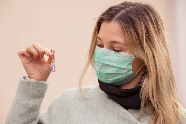 Virus Corona 2019 Doctora Que Sostiene Vacuna Contra Virus Corana — Foto de Stock