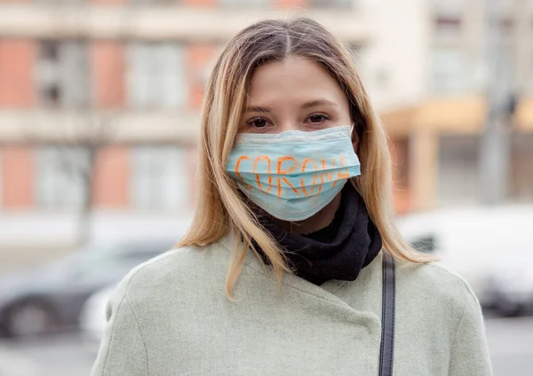 Chica Con Máscara Para Protegerla Del Virus Corona Corona Escrito — Foto de Stock