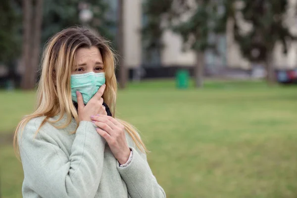 Chica Enferma Una Joven Rubia Perfil Vistiendo Máscara Médica Cirugía — Foto de Stock