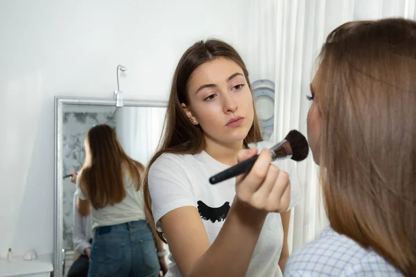 Kobieta Profesjonalny Mua Stylista Makijażu Aplikuje Makijaż Dla Dziewczyny Przed — Zdjęcie stockowe