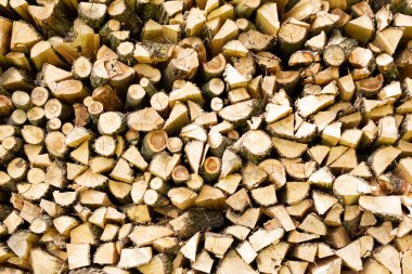 Odun- odun doğrama ve düzenleme. Isıtma için odun, şömine için. Kırsal doğal arka plan