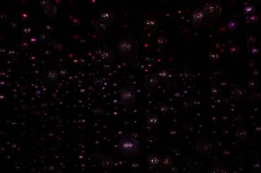 Soyut Noel şenliği siyah arka planda mor pembe çelenk ışıkları. Odaklanamayan Parlayan Ampul Çelengi, kopyalama alanı. Bokeh odaklı ışıklarla şık bir arkaplan