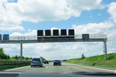 Otoyolda giderken, arabadan çekilmiş bir resim, dışarıdaki trafiğe bakıyor.