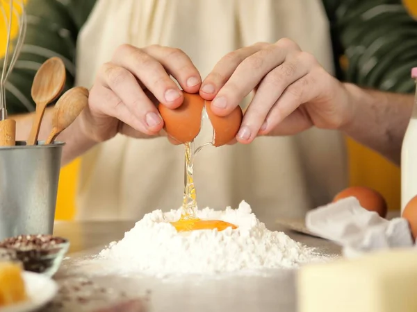 Αρσενικά Χέρια Βάζουν Ένα Αυγό Στο Αλεύρι Και Ετοιμάζονται Φτιάξουν — Φωτογραφία Αρχείου