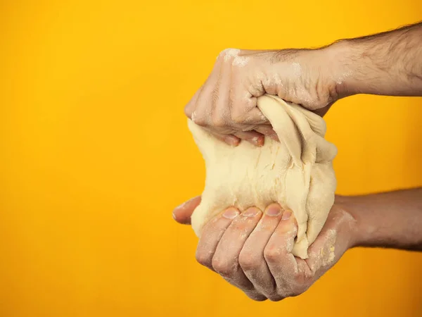 Händerna Knådning Deg Isolerad Gul Orange Bakgrund Med Kopia Utrymme — Stockfoto