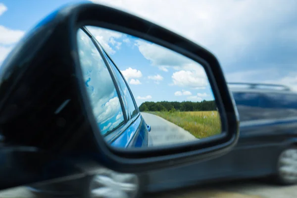 Oglindă Retrovizoare Laterală Reflectă Drum Înfășurat Într Pădure Sau Țară — Fotografie, imagine de stoc