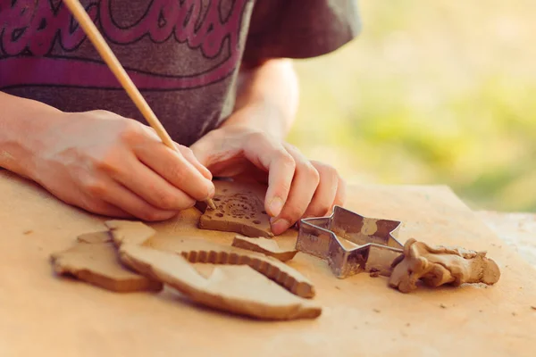 夏の日に屋外で粘土セラミックを扱う子供の手は — ストック写真