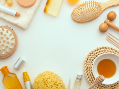 Spa seti. Şampuan, sabun, yağ parfümü, Sıvı duş jeli, ahşap fırçalar, sünger, açık yeşil arka planda çırpma. Aromaterapi masaj banyosu tüy dökücü salon aletleri konsepti. Üst Görünüm.