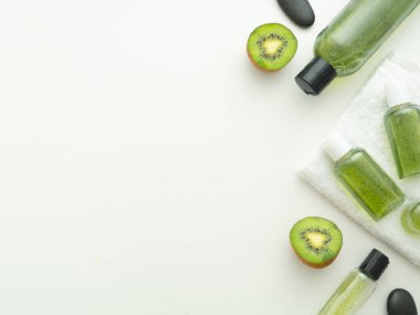 Şampuan, pamuk havluda sıvı sabun, beyaz arka planda izole edilmiş kivi meyveleri ve fotokopi alanı. Spa Aromatik tuvalet takımı