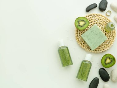 Şampuan, Sıvı sabun, kivi meyveleri, spa taşları, erkek yüzüğü, Hassock paspasın üzerindeki sabun beyaz arka planda izole edilmiş fotokopi alanı. Spa Aromatik tuvalet takımı