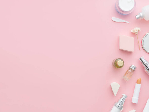 Лечебные средства гигиены изолированы розовым копикосмическим фоном. Помады, бальзам для губ, лак для ногтей, накладные ресницы, духи, тени для век, порошок, уход за лицом, духи, гель для душа, бутылка шампуня, сливки
