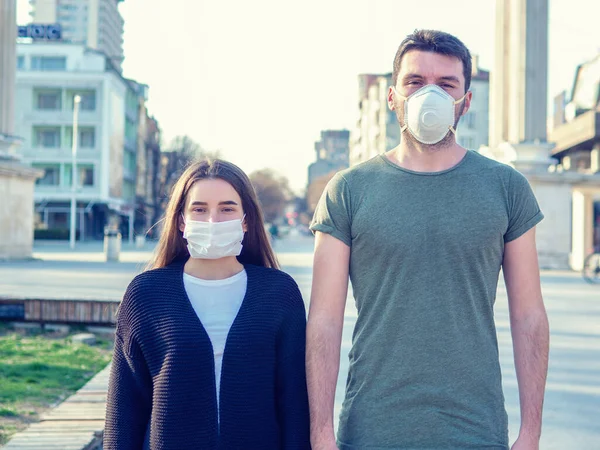 Chica Chico Con Máscaras Para Protegerla Del Virus Corona Mujer — Foto de Stock