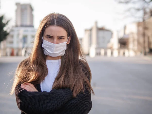 2019는 시내에 코로나 바이러스 Coronavirus 수술용 마스크를 기분나쁜 여자가 당신을 — 스톡 사진