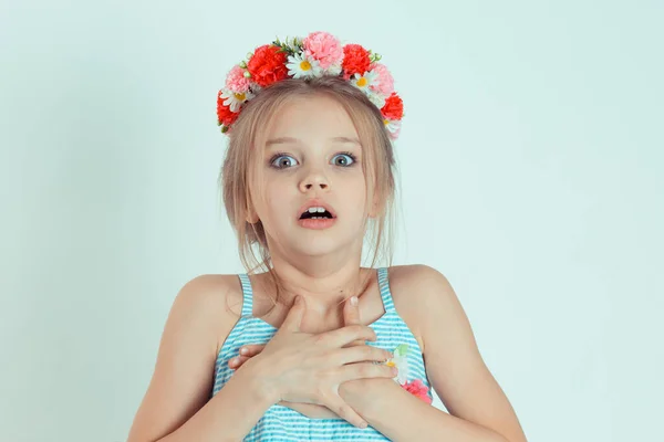 Portrét Vyděšené Vyděšené Dívky Dítě Dívající Kameru Šokované Neočekávaná Reakce — Stock fotografie