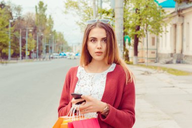 Şok olmuş, telefonlu bir kadın otobüs durağında otobüs beklerken kameraya bakıyor. Bir kaza görüyor ve arka planda izole edilmiş bir şehrin dehşetini yaşıyor. İnsani duygu yüz ifadesi