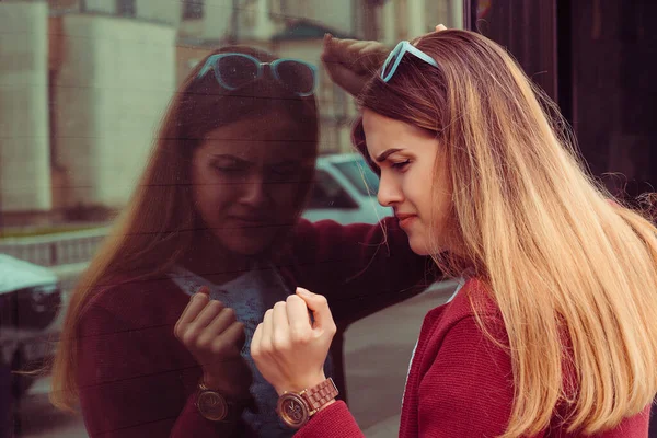Αναστατωμένος Στην Πόλη Όμορφη Νεαρή Γυναίκα Γυαλιά Στρεσαρισμένη Έτοιμη Κλάψει — Φωτογραφία Αρχείου