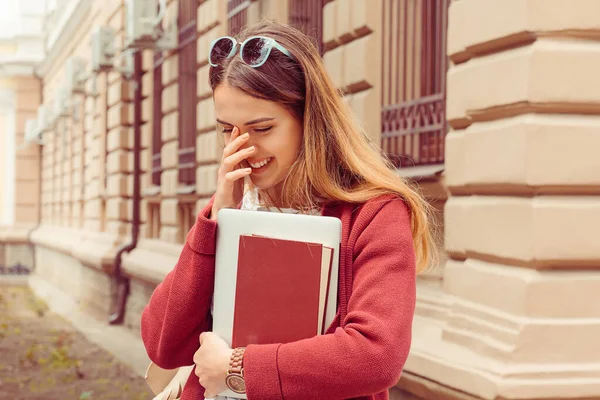 Μαθητής Χαμογελάει Ντροπαλός Γυναίκα Κρατώντας Βιβλία Χαμογελώντας Κρύβεται Πρόσωπο Χέρι — Φωτογραφία Αρχείου