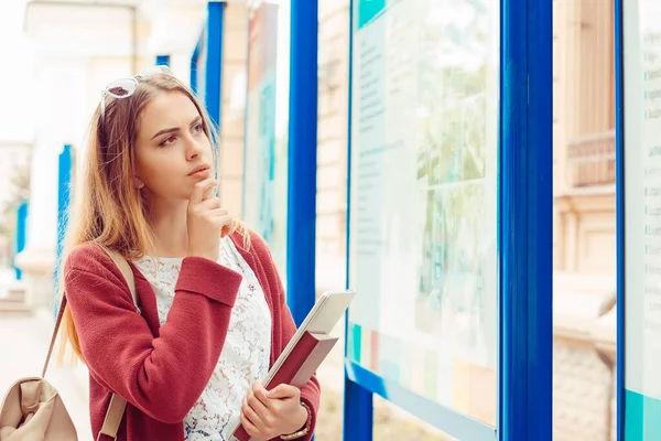 Zmatená Dívka Přemýšlí Kariéře Budoucí Student Slunečními Brýlemi Taška Balení — Stock fotografie