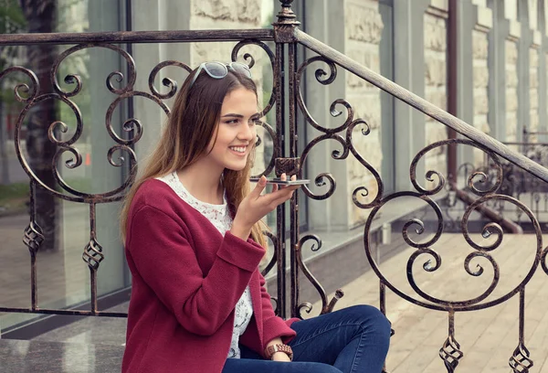 Retrato Una Chica Usando Reconocimiento Voz Del Teléfono Sentado Cerca — Foto de Stock