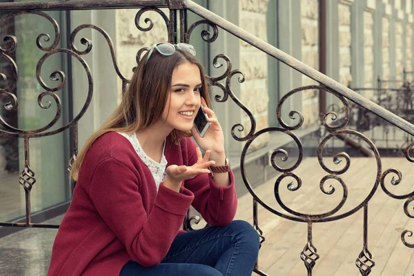 Γυναίκα Ευτυχισμένη Μιλώντας Στο Κινητό Τηλέφωνο Κάθεται Έξω Κοντά Στο — Φωτογραφία Αρχείου