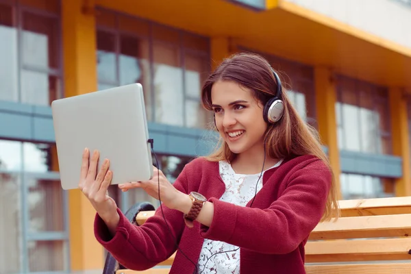 Sorrindo Jovem Mulher Fones Ouvido Olhando Para Tablet Banco Rua — Fotografia de Stock