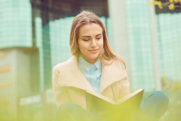 Φοιτητής Που Σπουδάζει Έξω Στην Πανεπιστημιούπολη Closeup Επιχειρηματίας Χαμογελώντας Βιβλίο — Φωτογραφία Αρχείου