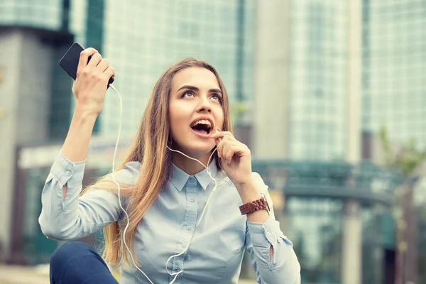 Felicità Buone Notizie Donna Che Celebra Pugni Fino Parlare Telefono — Foto Stock