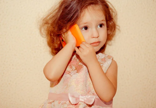 Πορτρέτο Του Έκπληκτος Κοριτσάκι Κινητό Τηλέφωνο Απομονώνονται Λευκό Φόντο — Φωτογραφία Αρχείου