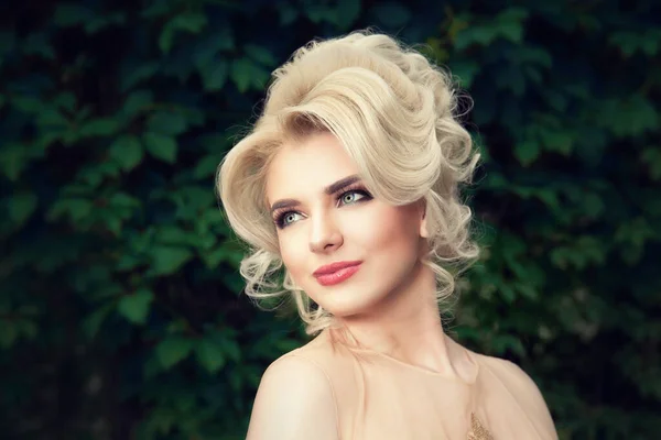 Красота Блондинка Вьющиеся Волосы Молодая Женщина Портрет Пределами Зеленого Парка — стоковое фото