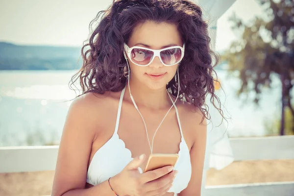 Primer Plano Joven Hermosa Mujer Con Auriculares Mensajes Texto Escuchando — Foto de Stock
