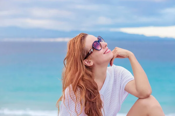 Relajante Mujer Playa Sonriendo Feliz Mirando Lado Hermosa Chica Mirando — Foto de Stock