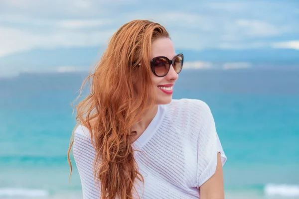 Relajante Mujer Playa Sonriendo Feliz Mirando Lado Hermosa Chica Mirando — Foto de Stock
