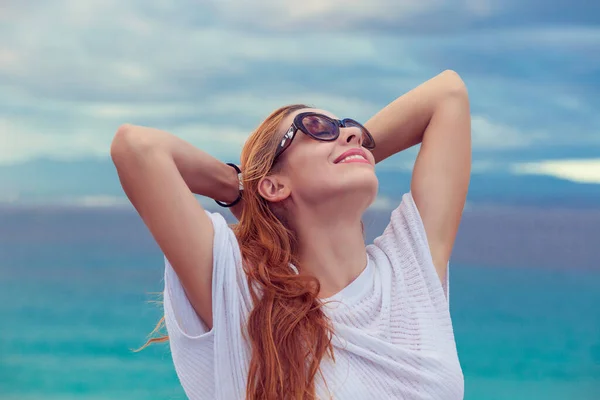 Retrato Cerca Mujer Tomando Respiración Profunda Relajante Disfrutando Del Aire — Foto de Stock