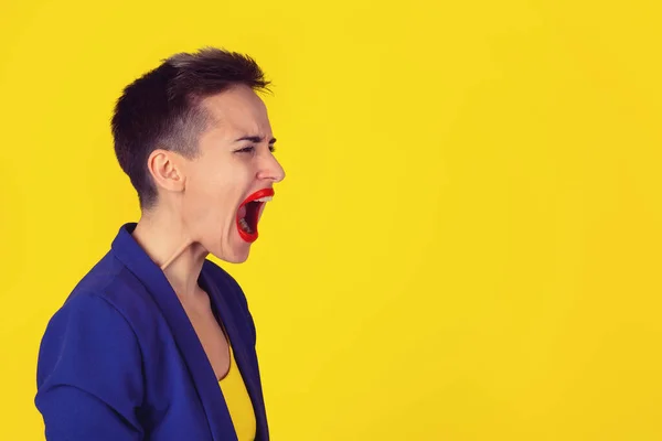 Visão Lateral Retrato Mulher Irritada Gritando Boca Aberta Larga Histérico — Fotografia de Stock