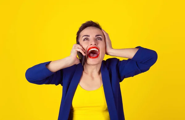 Jovencita Feliz Excitada Hablando Por Teléfono Móvil Mano Sobre Cabeza — Foto de Stock